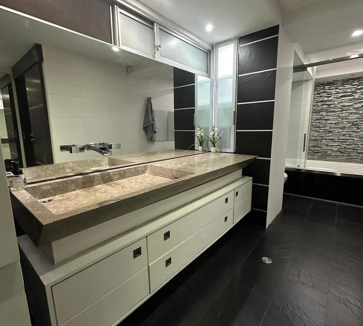 Luxury Apartment Hot Tub In South Cali