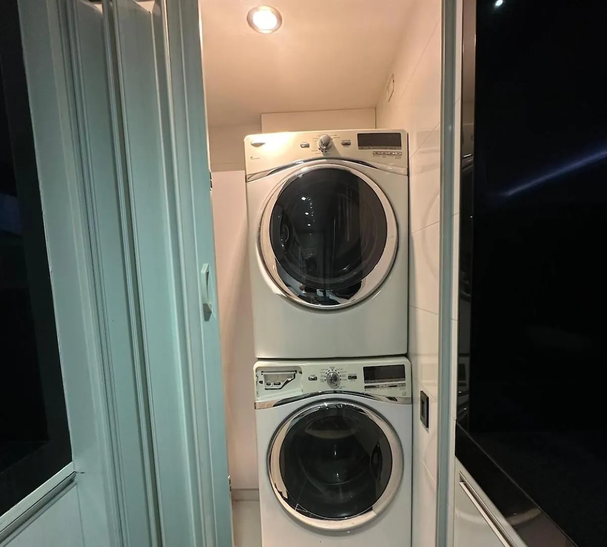 Luxury Apartment Hot Tub In South Cali 0*,